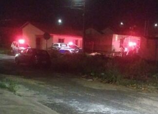 Jovem é morto com facada no peito enquanto bebia junto com prima; crime teria sido por ciúmes