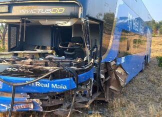 Batida entre carro e ônibus deixa homem morto e motorista com fraturas nas pernas