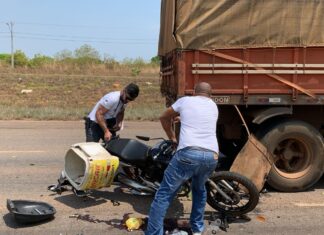 Entregador morre ao bater moto na traseira de caminhão parado em rodovia