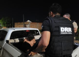 Suspeito bater na cabeça de mulher com capacete para roubar bolsa é preso; vítima está em coma