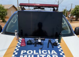 Homem é detido por moradores após sair de casa com televisão enrolada em tecido e acaba preso