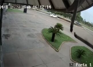 Vídeo mostra momento em que mulher morre ao ser arremessada e atropelada por carro; bebê e marido ficaram feridos