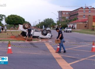 Caminhonete capota e deixa seis jovens feridos em cruzamento de Palmas
