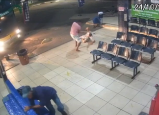 VÍDEO: Homem desmaia após ser atingido com paulada na cabeça em rodoviária