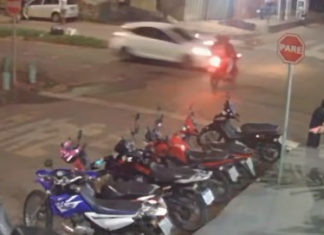 Câmera flagra motociclistas sendo arremessados depois de acidente com carro em cruzamento; VÍDEO