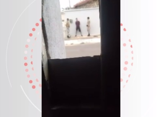 Foragido é preso depois de filmar policiais pelo buraco do portão de casa e postar nas redes sociais
