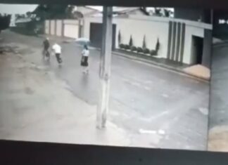 Idoso é arrastado após tentar segurar bicicleta de assaltante durante roubo; VÍDEO