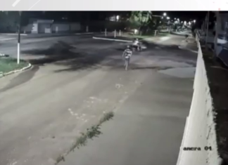 Vídeo mostra criminosos roubando celular de adolescente e caindo de moto durante fuga
