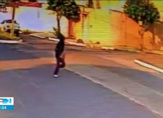 VÍDEO: Mulher fica em estado grave após levar golpes de capacete na cabeça durante roubo