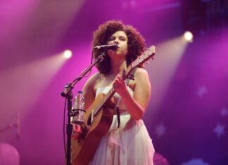 Cantora Roberta Campos interpretará sucessos em apresentação com voz e violão em Palmas