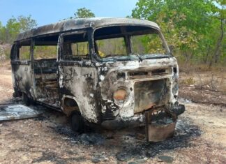 VÍDEO: Veículo que faz o transporte de alunos em zona rural pega fogo e fica destruído