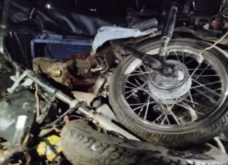 Motociclista morre após bater de frente com caminhonete e ter moto partida ao meio