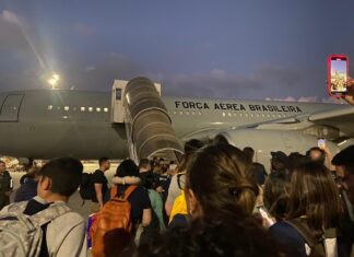 Turistas brasileiros celebram embarque em avião da FAB para retorno ao Brasil