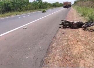 Adolescente de 16 anos morre após tentar entrar na BR-010 de moto e ser atingida por carreta