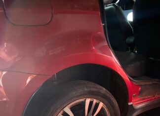 Suspeito de homicídio escapa da polícia três vezes, mas acaba preso após agentes atirarem no pneu de carro durante perseguição