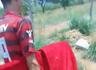 Vídeo feito por moradores mostra suspeito andando tranquilamente pela rua com televisão furtada