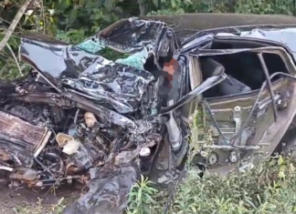 VÍDEO: Carro fica completamente destruído após acidente com caminhão
