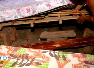 Menina com microcefalia que dorme em estrutura apoiada em tocos de madeira pede cama para Papai Noel