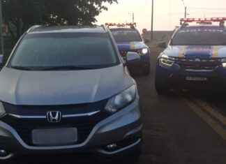 Suspeitos roubam carro e trancam família em banheiro após chegar em chácara ‘pedindo água’, diz polícia