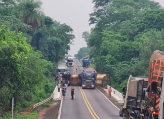 Tombamento na cabeceira de ponte deixa trânsito bloqueado na BR-153