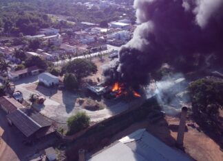VÍDEO: Incêndio de grandes proporções atinge depósito de diesel