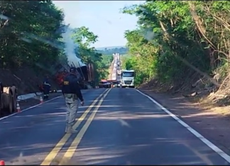 Caminhão pega fogo e trânsito é parcialmente bloqueado na BR-153