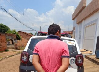 Homem suspeito de bater na avó e expulsar mãe de casa é imobilizado por policiais e levado para a delegacia