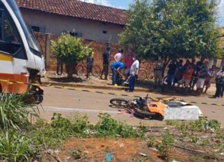 Mulher bate em micro-ônibus e morre momentos após buscar enteada em escola