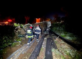 Acidente entre caminhonete e caminhão mata motoristas na BR-153