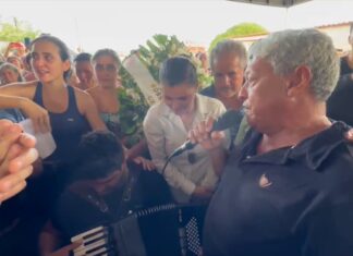 Pai e irmão tocam Asa Branca em velório de cantor que morreu com suspeita de picada aranha: ‘vou continuar meu irmão, por você’
