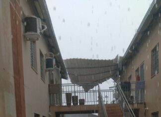 VÍDEO: Chuva com ventos e raios derruba telhados de prédios e deixa moradores desabrigados