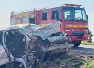 Batida de frente entre carro e caminhonete deixa um morto e três feridos