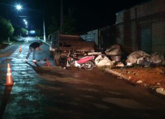 Jovem morre após bater na traseira de caminhão parado em avenida