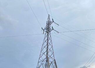 Torre de alta tensão da Energisa está escorada com postes e MPE diz que há risco de cair sobre casas