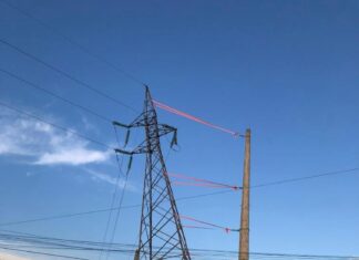 Moradores relatam medo de torre de transmissão escorada em postes: ‘Balança muito’
