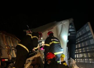 Duas pessoas ficam feridas e uma morre em batida envolvendo carretas na BR-153