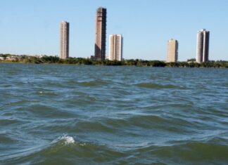 Funcionários de draga resgatam idosa no meio do lago após ela ficar dois dias desaparecida