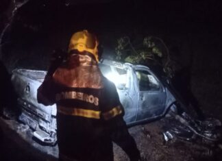 Dois morrem após moto bater em carro e veículos pegarem fogo na BR-153