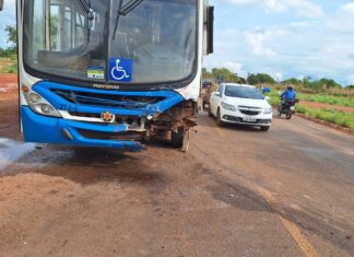 Acidente entre carro e ônibus do transporte coletivo deixa homem morto em Palmas