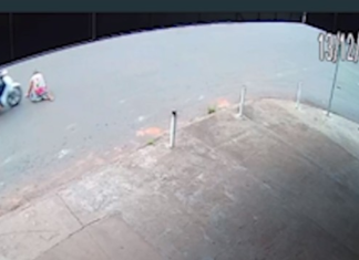 Idosa morre após tropeçar no meio de rua e ser atropelada por motocicleta; VÍDEO