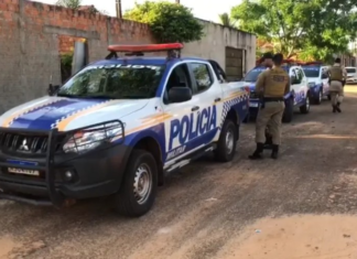 Suspeitos de deixar faca cravada nas costas de jovem durante assassinato são presos