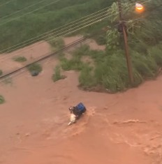 Tempestade com muitos raios deixa estragos e ruas alagadas em Palmas; VÍDEO