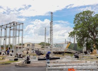 Shows, comidas e fogos: estrutura para Réveillon de Palmas é montada na praia da Graciosa