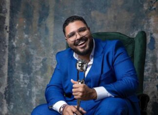 Paulo Vieira chora ao receber prêmio nos Melhores do Ano e lembra fase difícil: ‘Estava sendo despejado’