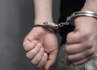 Homem é preso suspeito de agredir e arrancar partes do cabelo da mulher