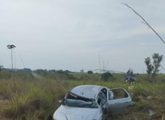 Homem morre após fazer zigue-zague e capotar carro às margens de rodovia, diz PM