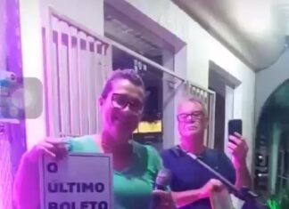 Mãe faz live e solta fogos para comemorar último boleto do curso de medicina da filha: ‘Eufórica’