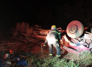 Motorista idoso morre após caminhão tombar e ficar com a cabine esmagada
