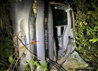 Ônibus tomba após motorista ouvir barulho e várias pessoas ficam feridas