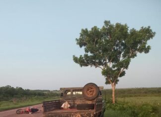 Mulher morre após bater em caminhonete deixada em rodovia sem sinalização